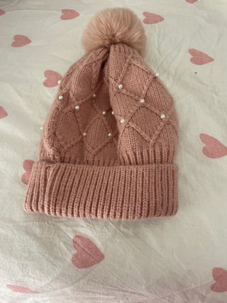Gorro rosa con pompón y perlas
