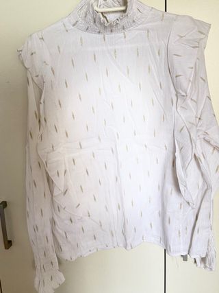 Blusa blanca con detalles dorados