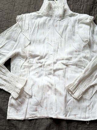 Blusa blanca con detalles dorados