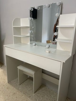 Tocador blanco con espejo y luces
