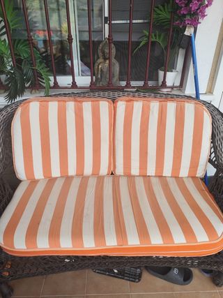 Sofá de exterior naranja y blanco