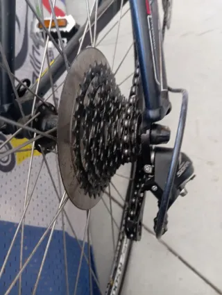 Bicicleta de carretera Felt negra