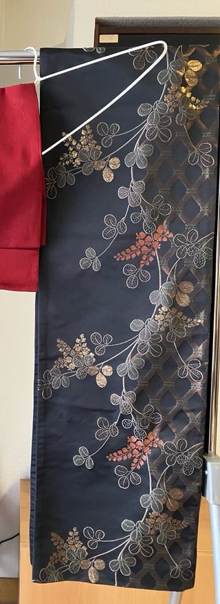 Obi kimono negro y dorado