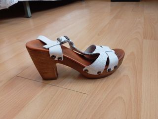 Sandalias de verano blancas y marrones