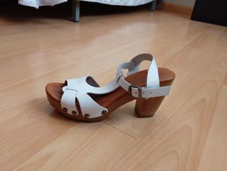Sandalias de verano blancas y marrones