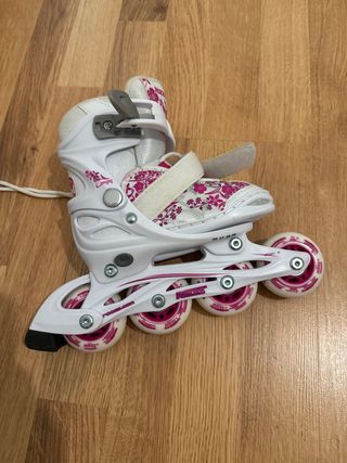 Patines en línea blancos y rosas 