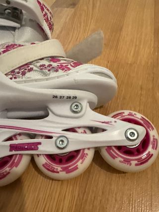 Patines en línea blancos y rosas 