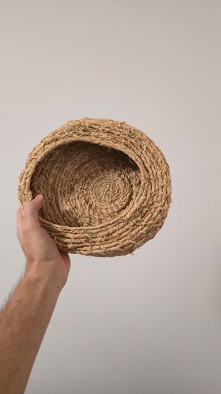 Cesto em ráfia natural