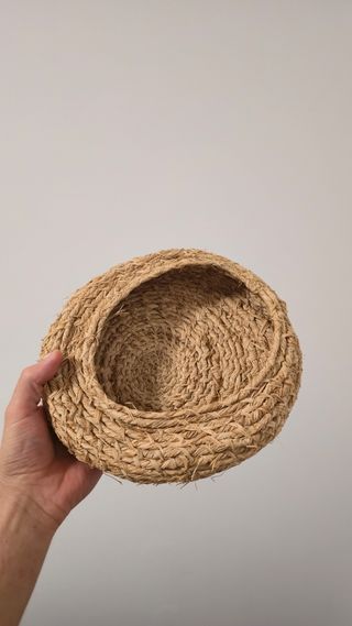 Cesto em ráfia natural