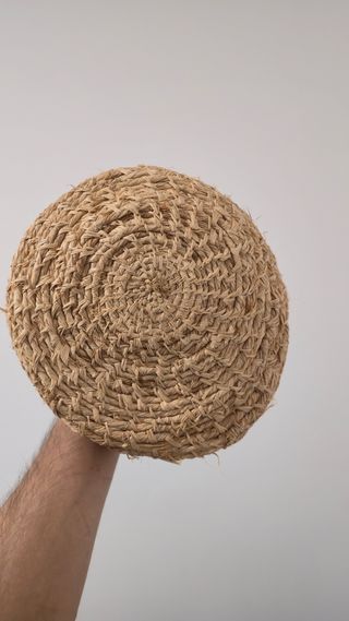 Cesto em ráfia natural