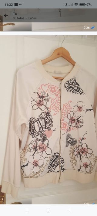 Bomber rosa y blanco con flores