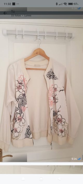 Bomber rosa y blanco con flores