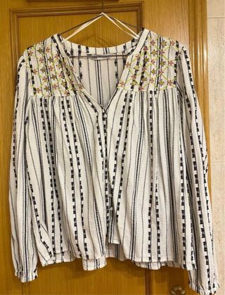 Blusa blanca con bordado y rayas