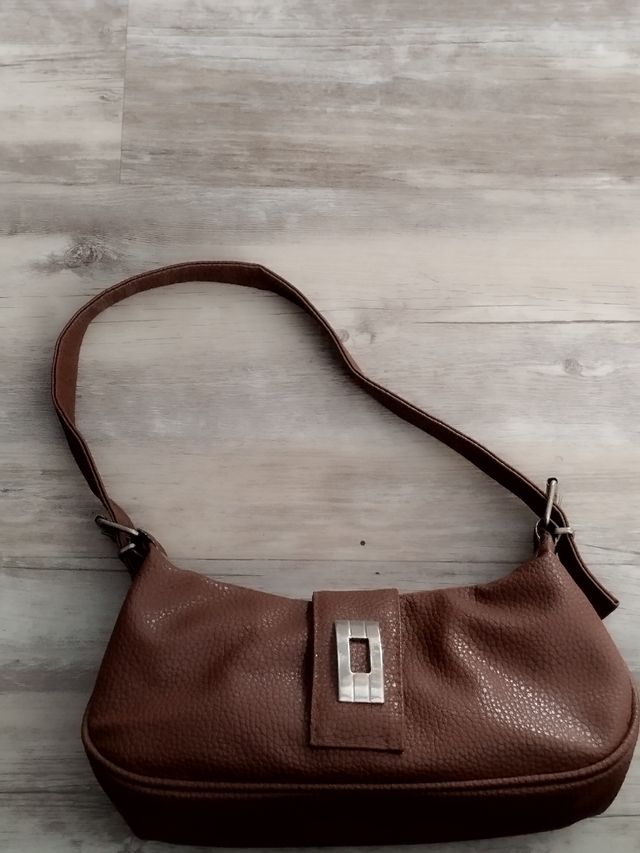 Bolso de hombro marrón