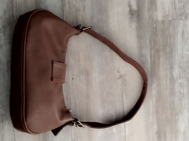 Bolso de hombro marrón