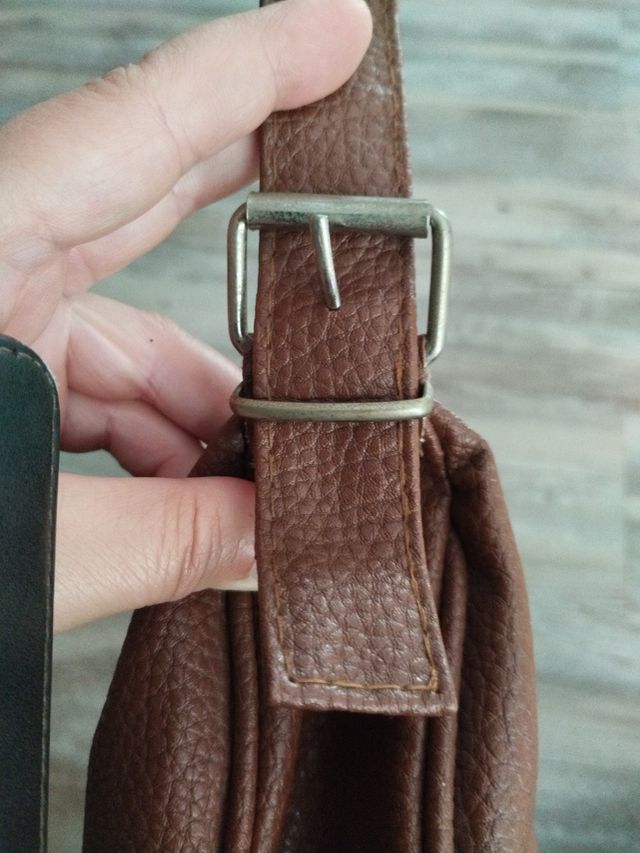 Bolso de hombro marrón