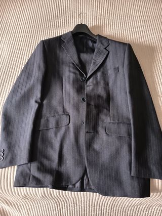 Traje chaqueta y pantalón gris