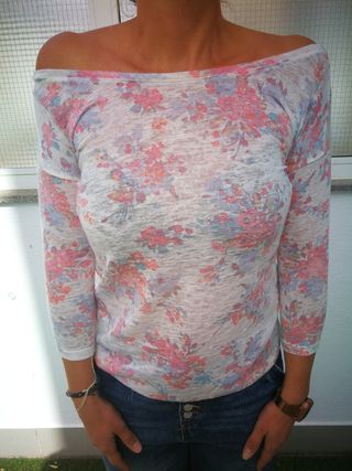 Camiseta floral escotada mujer
