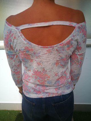 Camiseta floral escotada mujer