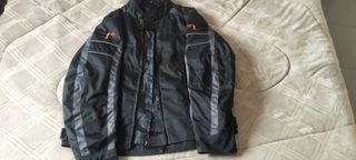 Chaqueta de moto negra con detalles naranjas