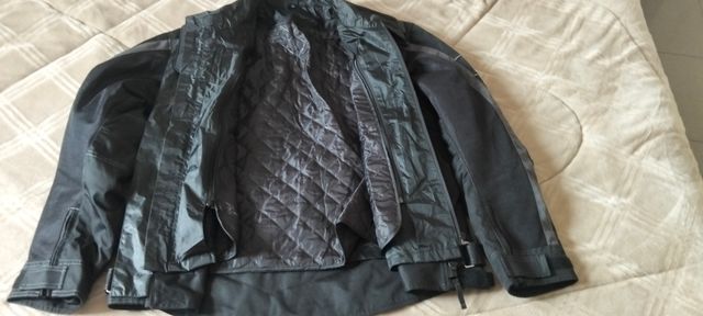 Chaqueta de moto negra con detalles naranjas