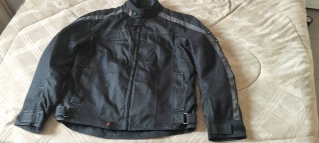 Chaqueta de moto negra con detalles naranjas