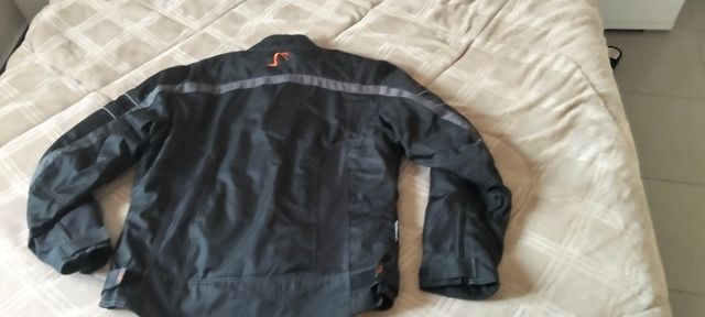 Chaqueta de moto negra con detalles naranjas