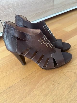 Botines de mujer marrones con tachuelas