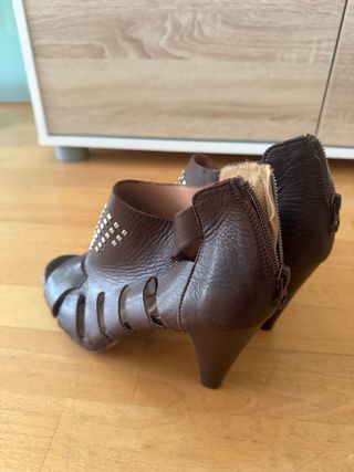 Botines de mujer marrones con tachuelas