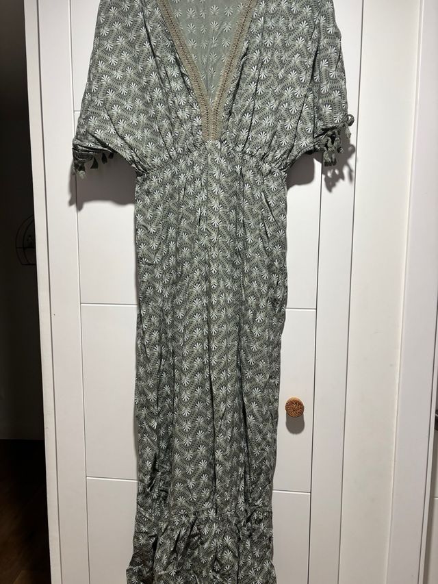 Vestido largo estampado con detalles