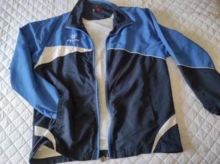 Chaqueta deportiva Kelme azul y negra Talla L