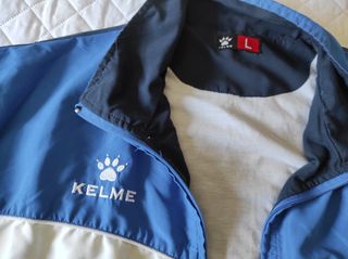 Chaqueta deportiva Kelme azul y negra Talla L