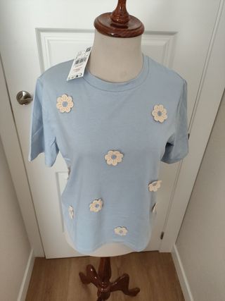 Camiseta Mango flores crochet azul claro
