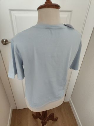 Camiseta Mango flores crochet azul claro