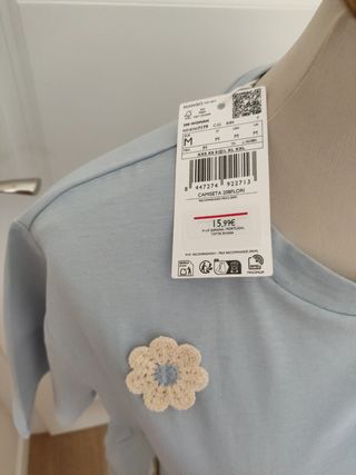 Camiseta Mango flores crochet azul claro
