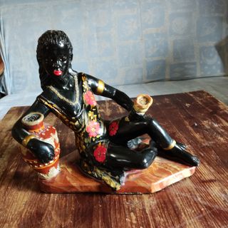 Lote 2 figuras vintage mujeres con perro y cantaro