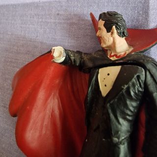Figura Drácula con capa roja