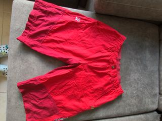 Pantalones cortos de montaña rojos