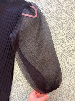 Top manica lunga nera con maniche a sbuffo