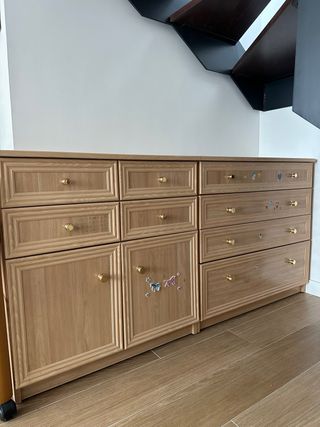 Muebles bajos de madera con cajones y puertas