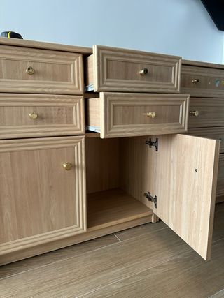 Muebles bajos de madera con cajones y puertas