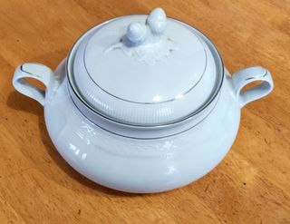 Sopera antigua de porcelana con detalles dorados