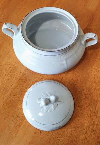 Sopera antigua de porcelana con detalles dorados