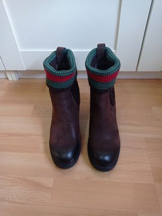 Botines marrones con detalles multicolor