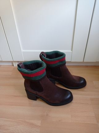 Botines marrones con detalles multicolor
