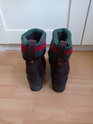 Botines marrones con detalles multicolor