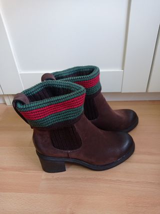 Botines marrones con detalles multicolor