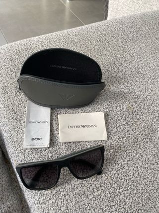 Gafas de sol Emporio Armani negras y grises