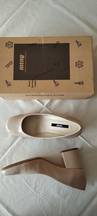 Zapatos Mustang Charol color beige Talla 40