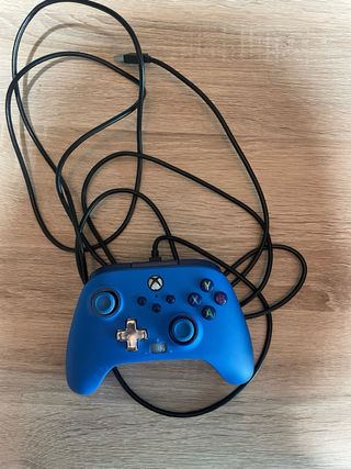 Xbox One con mando azul y cables. Lista para usar